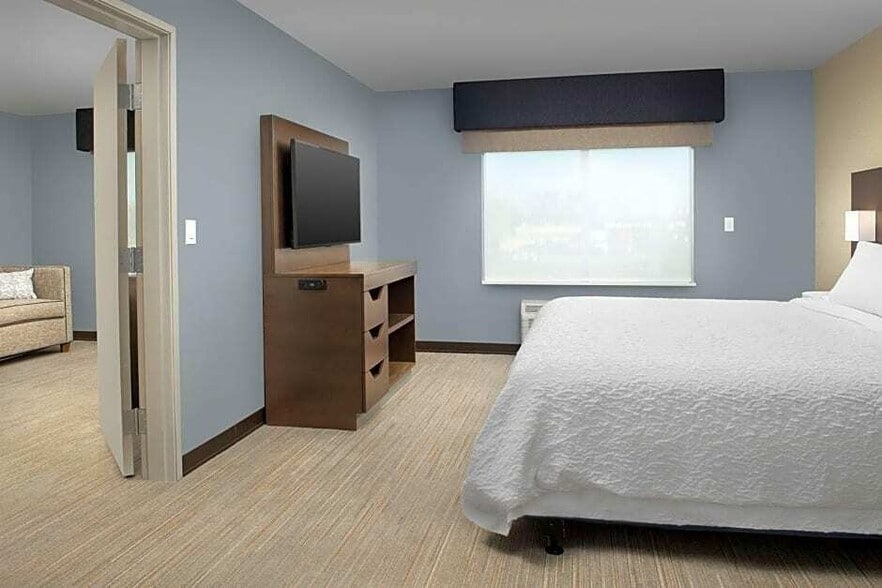 More Photos Of 109 N State Ave, Warroad Hotel For Sale