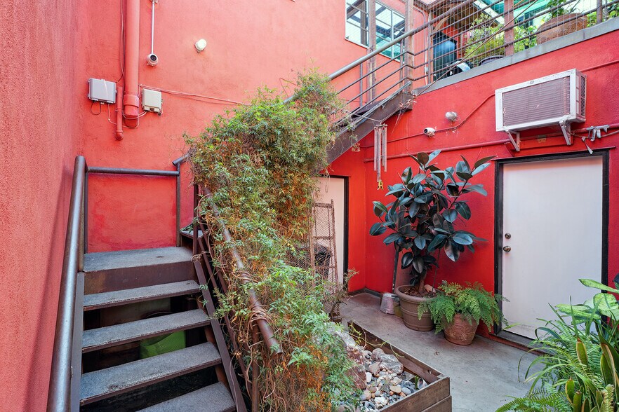More Photos Of 2847 S Robertson Blvd, Los Angeles General Retail For Sale