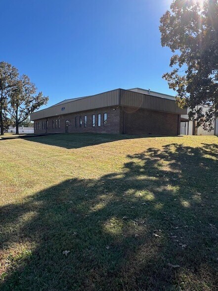 More Photos Of 208 Industrial Blvd, Tullahoma Warehouse For Sale