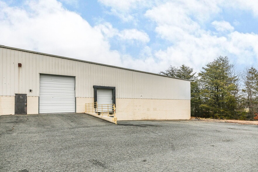 Primary Photo Of 202 Freedom Ct, Fredericksburg Flex For Lease