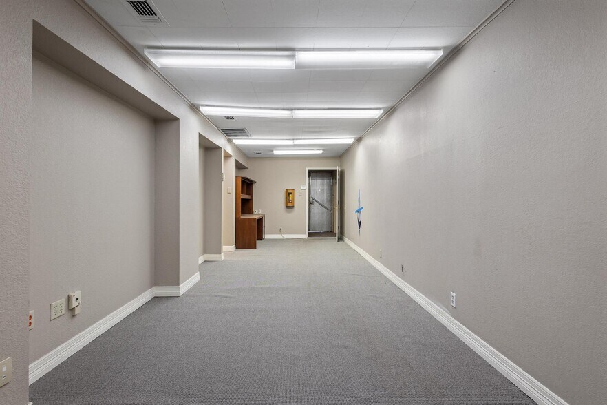 More Photos Of 111 S Travis St, Sherman Office For Sale
