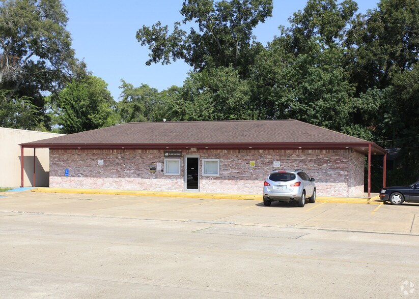 More Photos Of 204 W Coombs St, Alvin Medical For Lease