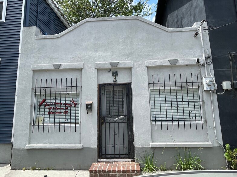 Primary Photo Of 148 1/2 Cannon St, Charleston Storefront Retail Office For Sale