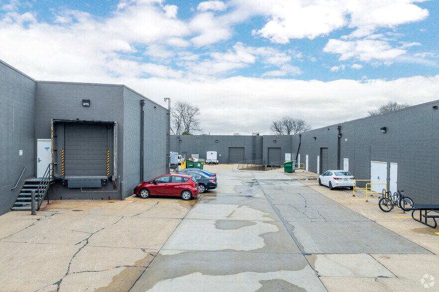 More Photos Of 11001-11071 Aurora Ave, Urbandale Flex For Lease