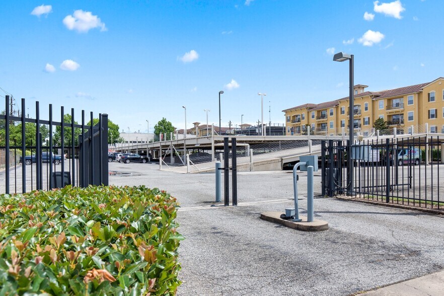 More Photos Of 7155 Old Katy Rd, Houston Office For Sale