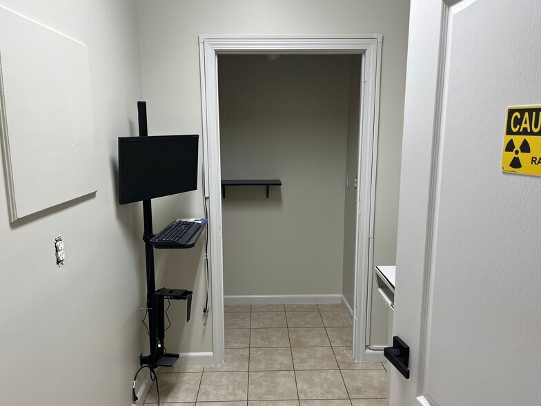 More Photos Of 8141 Ramona Blvd, Jacksonville Medical For Lease