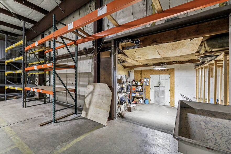More Photos Of 3939 E 14th St, Des Moines Warehouse For Sale