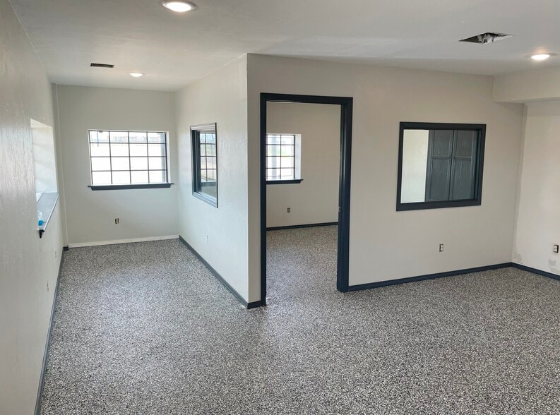 More Photos Of 1707 Topeka Dr, Norman Freestanding For Lease