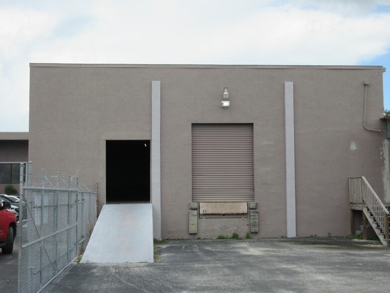 More Photos Of 15445 N Nebraska Ave, Lutz Warehouse For Lease