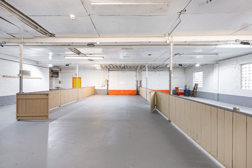 More Photos Of 4616 W Fullerton Ave, Chicago Light Manufacturing For Sale