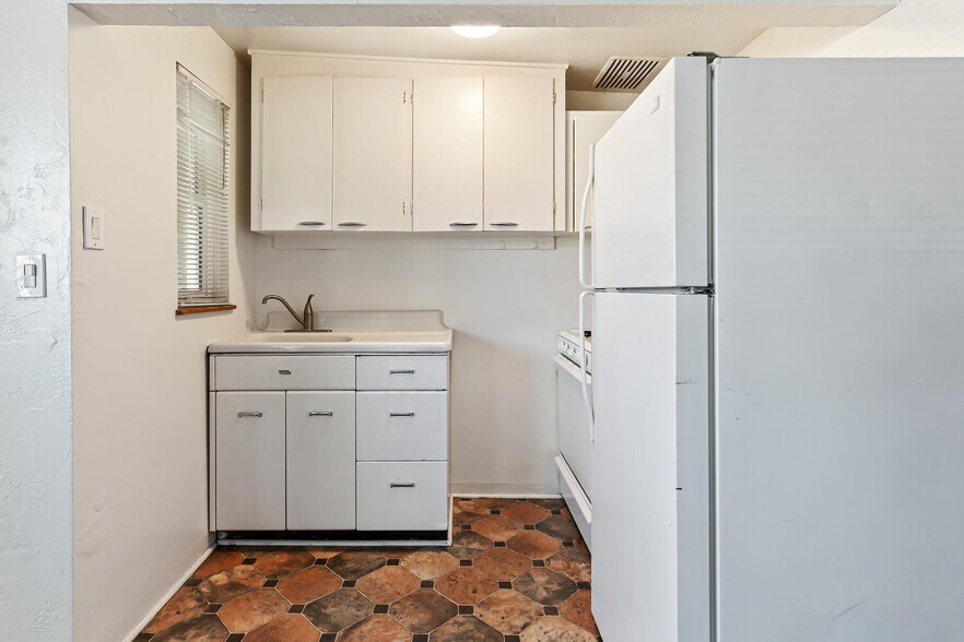 More Photos Of 3401-3435 S Lincoln St, Englewood Apartments For Lease