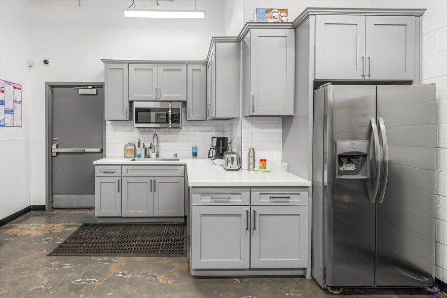 More Photos Of 44211 Yucca Ave, Lancaster Warehouse For Sale