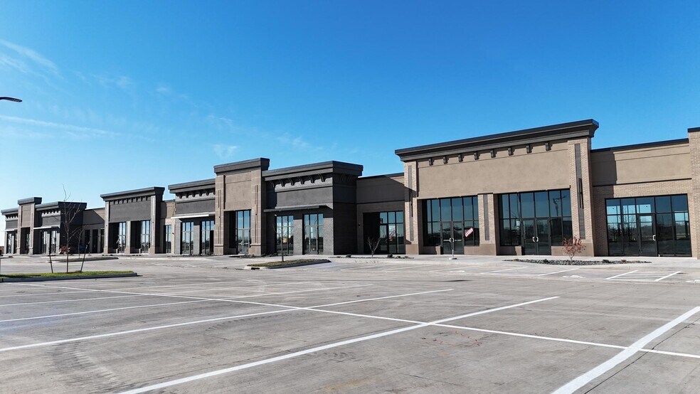 More Photos Of Grand Prairie PKWY, Waukee Restaurant For Lease