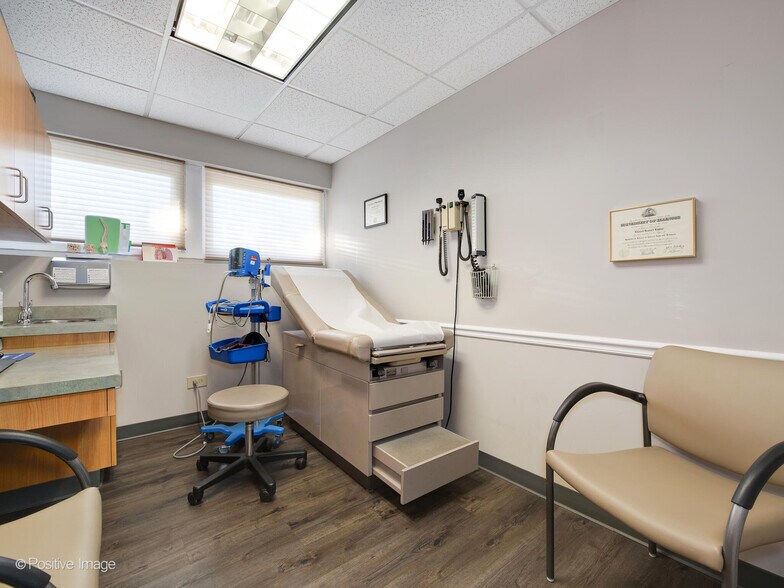 More Photos Of 9631 Gross Point Rd, Skokie Medical For Sale