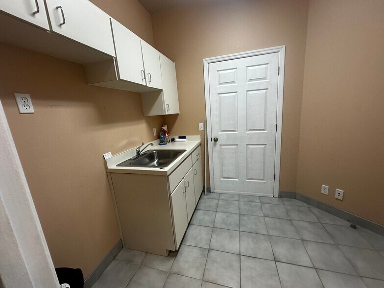 More Photos Of 1302 SE 25th Loop, Ocala Medical For Lease