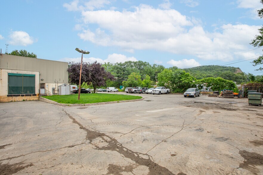 More Photos Of 29 Edison Ave, Oakland Warehouse For Lease