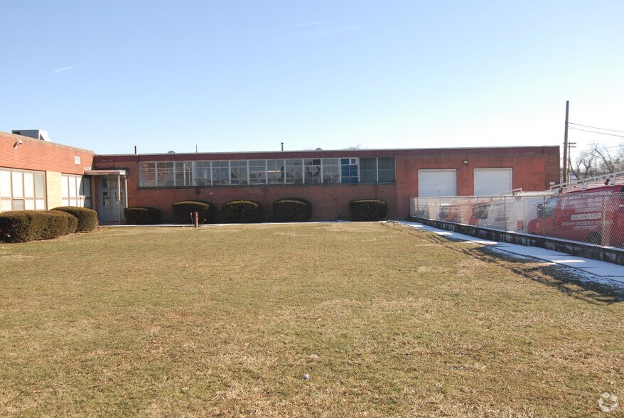 More Photos Of 35 Monhegan St, Clifton Warehouse For Lease