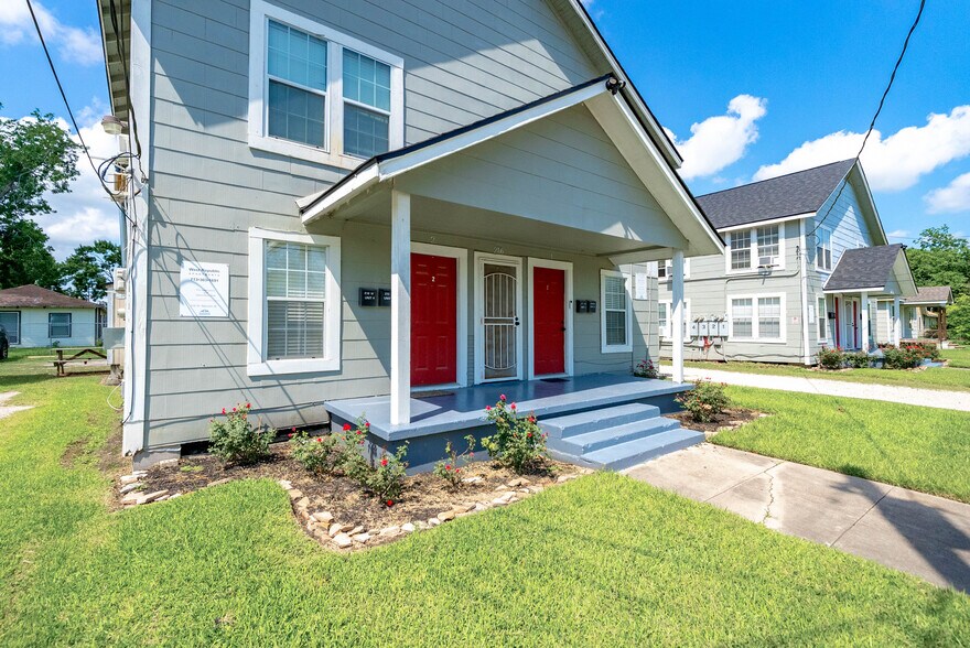 More Photos Of 214 W Republic St, Baytown Apartments For Sale