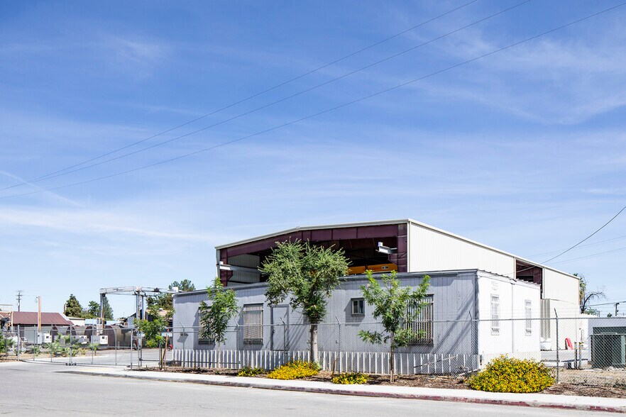 More Photos Of 1300 32nd St, Bakersfield Warehouse For Lease