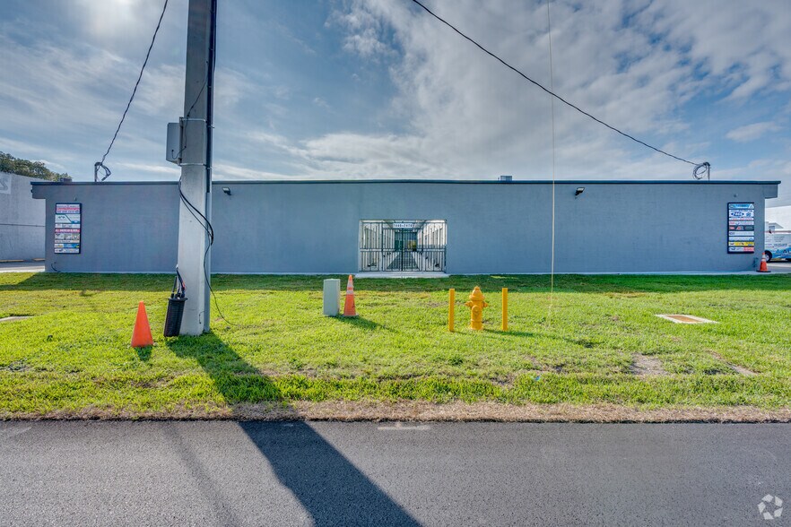 More Photos Of 7440-7458 NW 8th St, Miami Unknown For Lease