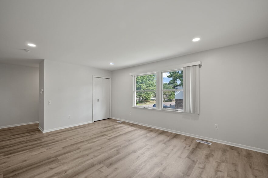More Photos Of 15925-15929 W 11 Mile Rd, Southfield Apartments For Sale