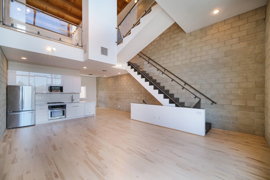 More Photos Of 717 N Highland Ave, Los Angeles Flex For Sale