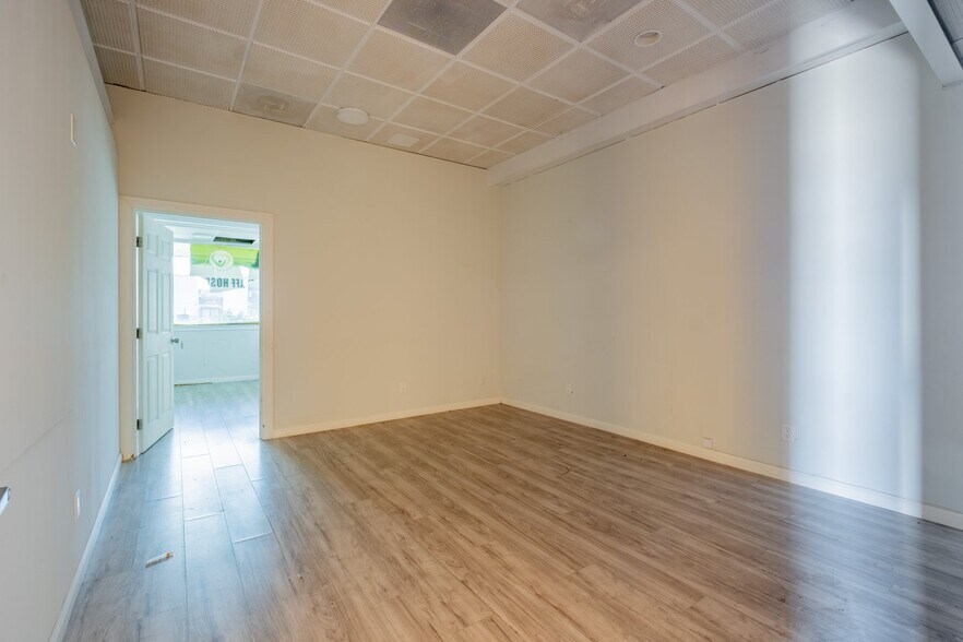 More Photos Of 16955 Sherman Way, Van Nuys Freestanding For Lease