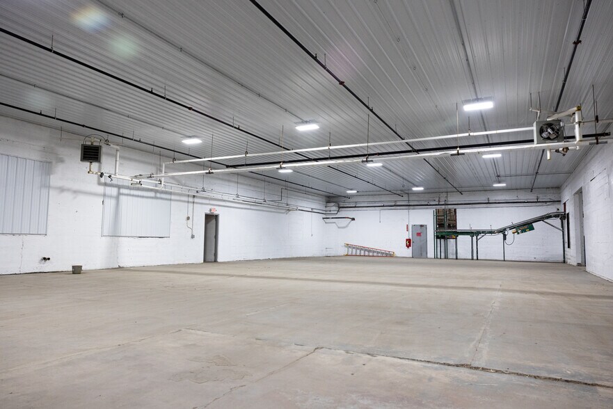 More Photos Of 246 E 4th St, Ashland Light Distribution For Sale