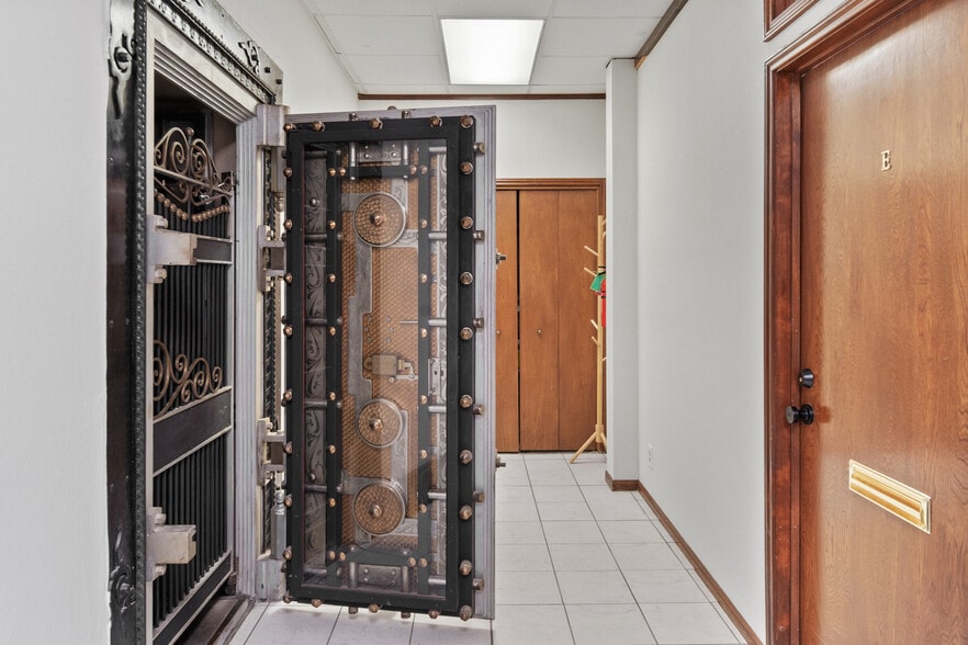 More Photos Of 200 E Central Ave, Belton Office Residential For Sale