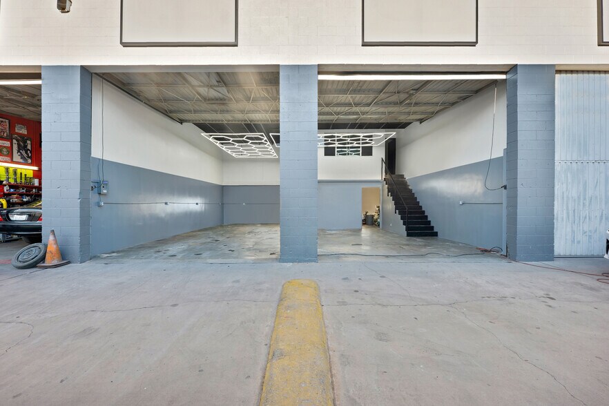 More Photos Of 20222-20230 Saticoy St, Winnetka Auto Repair For Lease