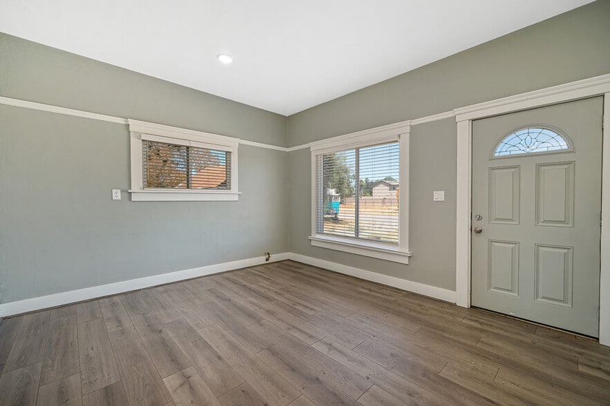 More Photos Of 19435 East St, Woodland Specialty For Sale