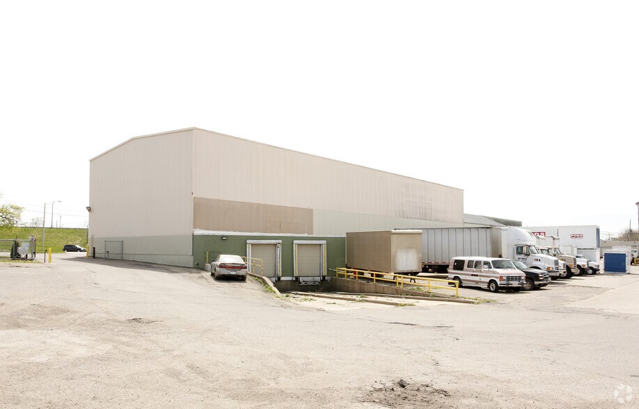 More Photos Of 1709 Thompson St, Lansing Warehouse For Lease