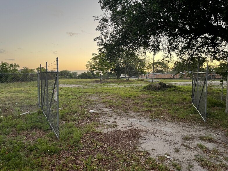 More Photos Of 106 Dixie Ave E, Immokalee Auto Salvage Facility For Sale