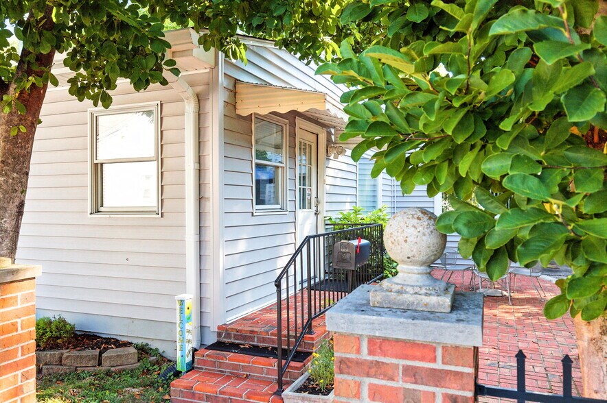 More Photos Of 409 Marquette Dr, Louisville Office For Sale