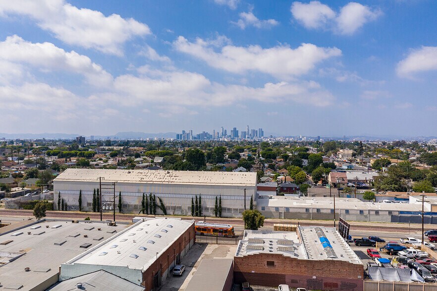 More Photos Of 1458 E 58th Pl, Los Angeles Showroom For Lease