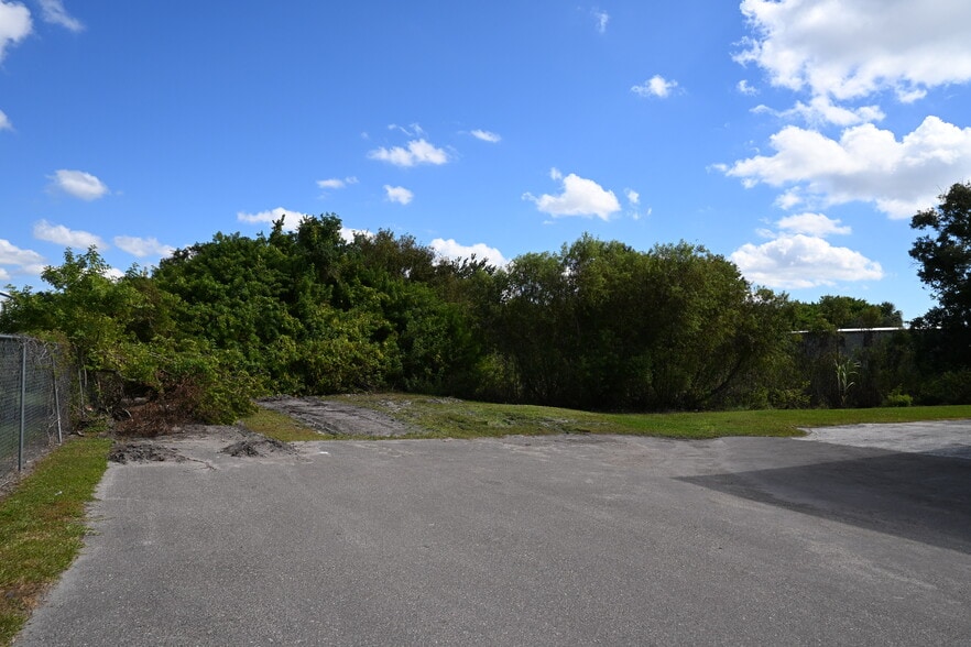 More Photos Of 6211 Anderson Rd, Tampa Warehouse For Lease