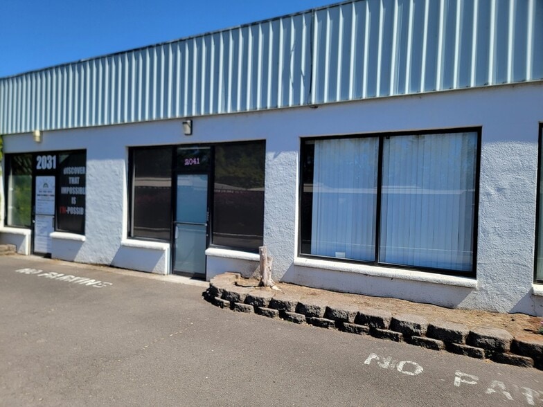 More Photos Of 2025-2061 State St, Salem Warehouse For Lease