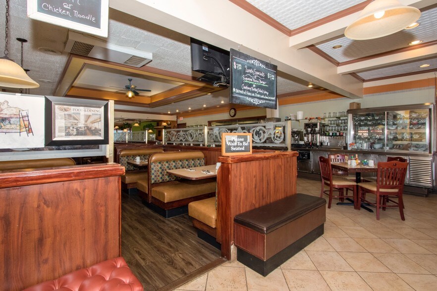 More Photos Of 300 N Northwest Hwy, Palatine Restaurant For Sale