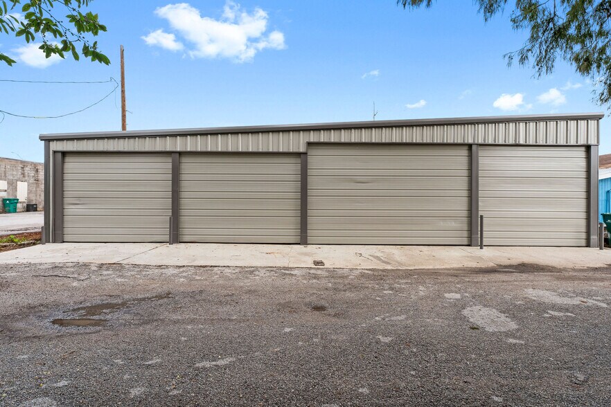 More Photos Of 107 N Danville St, Willis Showroom For Lease