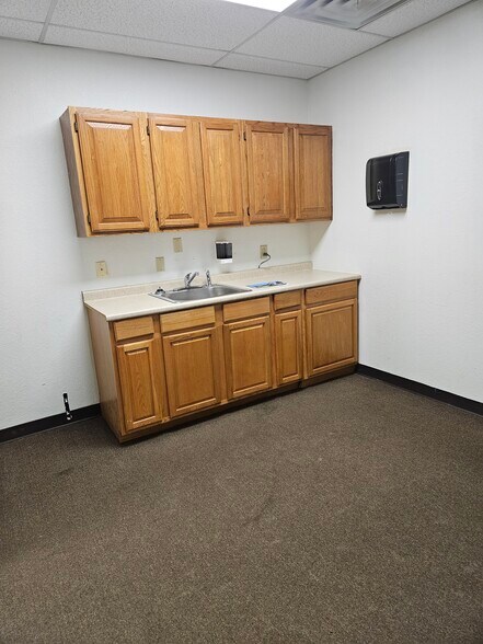 More Photos Of 3426-3500 S Lakeside Dr, Oklahoma City Light Manufacturing For Lease