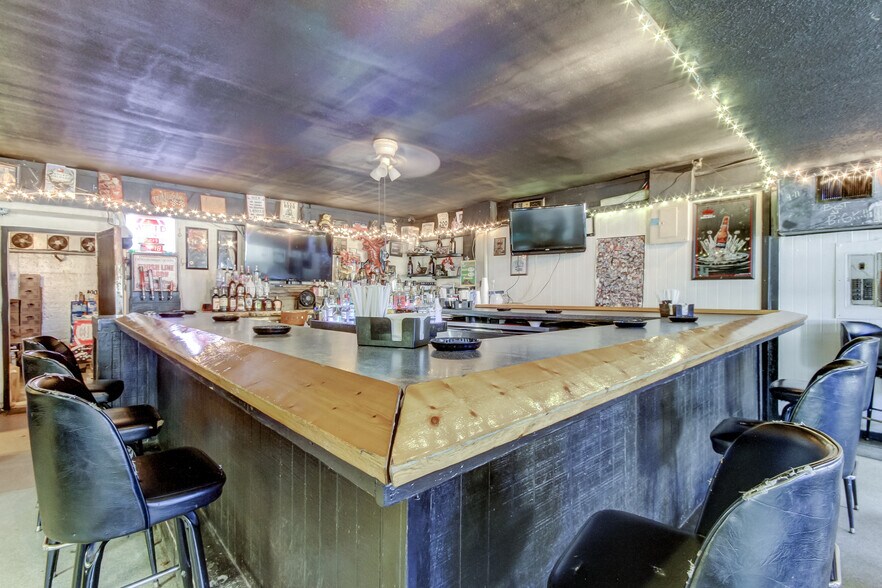 More Photos Of 5402 W US Highway 92, Plant City Bar For Sale