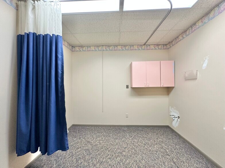 More Photos Of 3445-3449 Ridge Rd, Highland Office For Lease