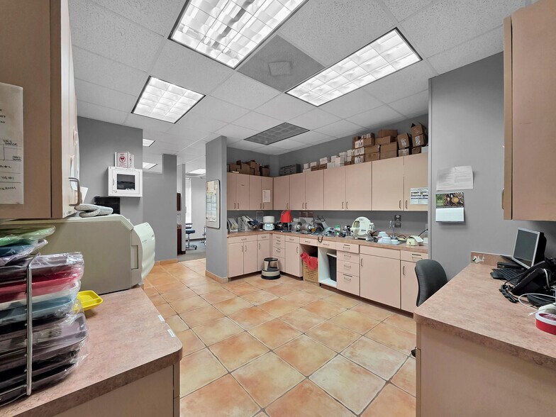 More Photos Of 6429 Fairmont Pky, Pasadena Office For Sale