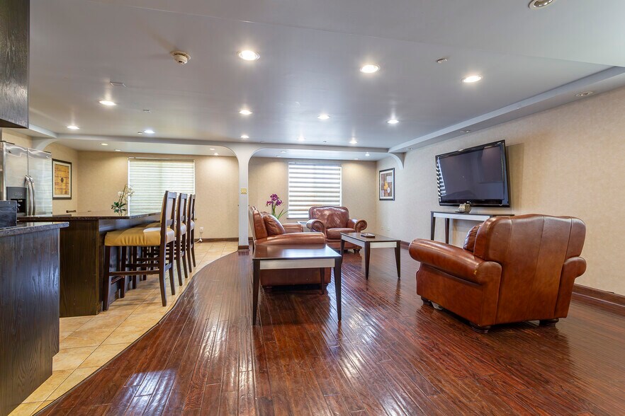 More Photos Of 933 S Riverside Dr, Elmhurst Hotel For Sale