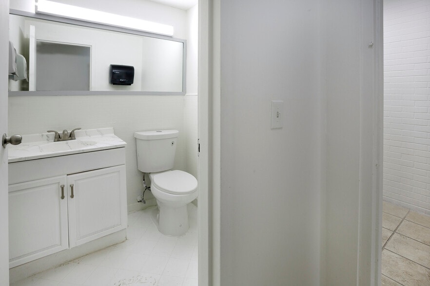 More Photos Of 8016 Arlington Expy, Jacksonville Hotel For Lease