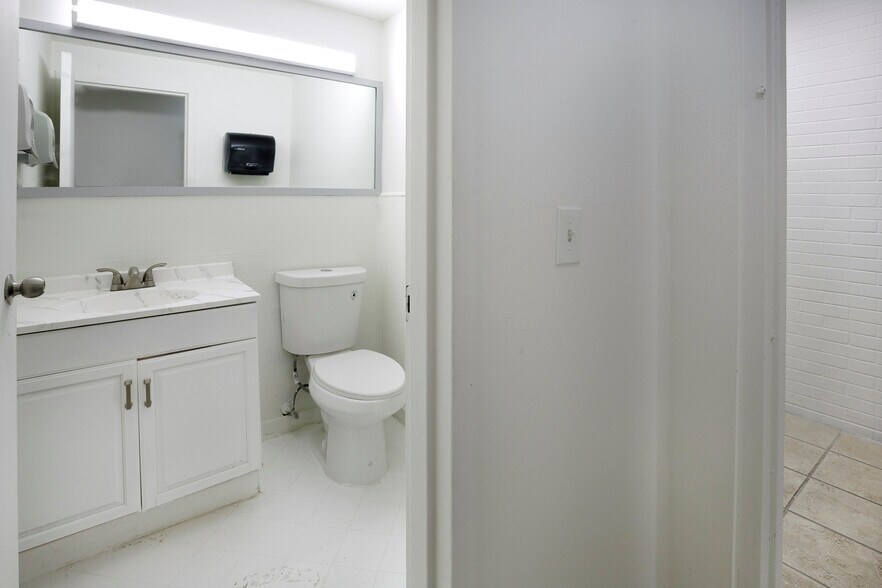 More Photos Of 8016 Arlington Expy, Jacksonville Hotel For Lease