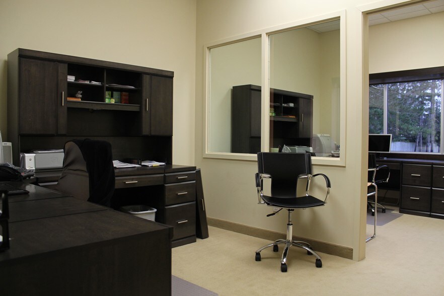 More Photos Of 4553 King St E, Kitchener Showroom For Lease