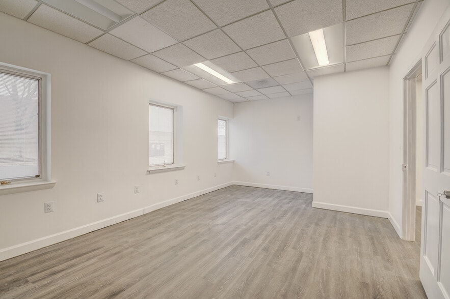 More Photos Of 4609 Pinecrest Office Park Dr, Alexandria Medical For Sale