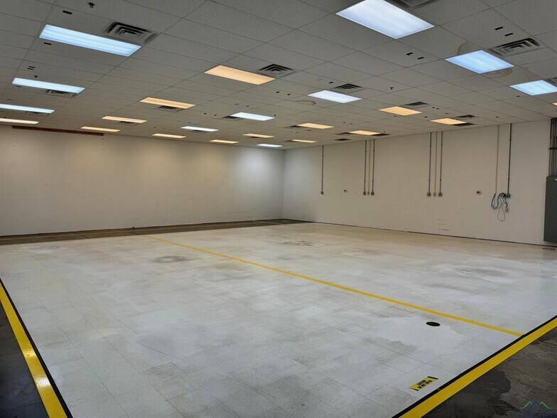More Photos Of 2002 Synergy Blvd, Kilgore Showroom For Lease