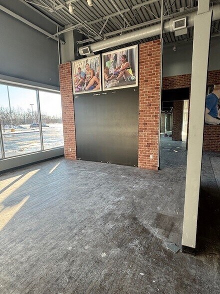 More Photos Of 551-651 Romence Rd, Portage Unknown For Lease